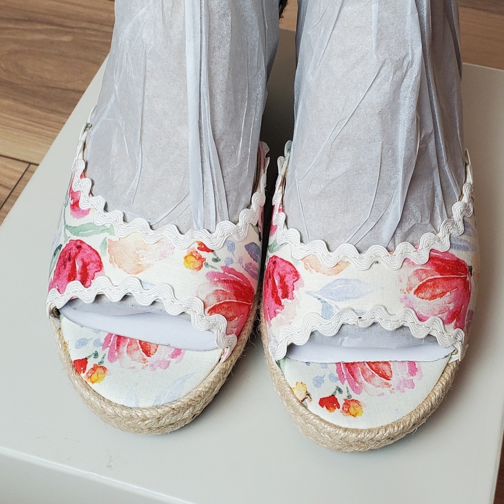 Bandolino Kendri Floral Wedges Women's 2.95 Heel Buckle Closure, box without lid